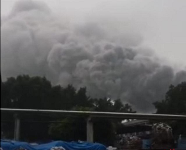 四川樂山五通橋廢舊廠房發生火災