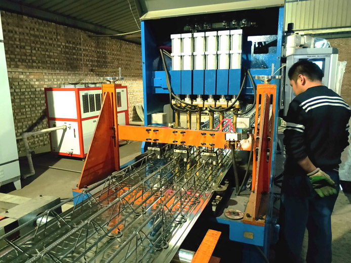 鋼筋桁架樓承板生產車間